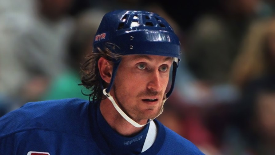 Wayne Gretzky dnes slaví půlkulatiny. Zdroj: Hakandahlstrom (Håkan Dahlström) Later versions were uploaded by IrisKawling at en.wikipedia. – Originally from en.wikipedia; description page is/was here. Can also be found at Flickr, CC BY-SA 3.0, https://commons.wikimedia.org/w/index.php?curid=3545164