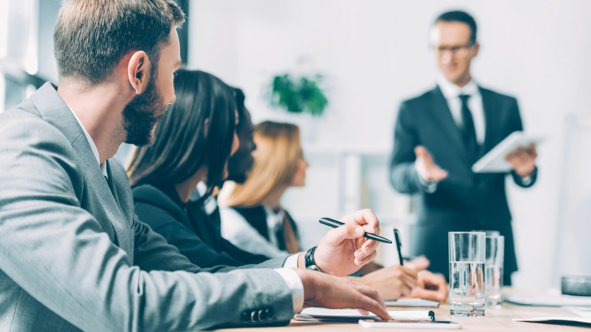 Nadbytek porad, nebo jejich špatné vedení se negativně projevují na produktivitě a náladě pracovního týmu. Ilustrační foto: Depositphotos.com